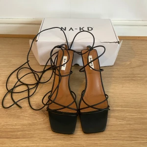 Klackar🖤 - Så fina klackar som inte kommer till användning tyvärr:( använda en gång, så dom är i nyskick! Stolek 39 och sanna i stoleken🖤🖤