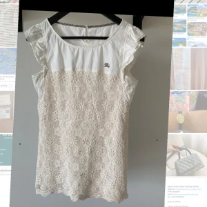 Jättefin vit topp. - Säljer nu denna jättefina topp eftersom den var lite för tajt för mig😅 Den är 9/10 använde bara ett par gånger 