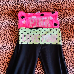 2000s victoria secret pink foldover yoga pants - ✰*฿✩‧₊˚ läs gärna köpvillkoren innan köp - FAST PRIS ❌ DET ROSA PARET ÄR SÅLT ✰ LOWRISE & BOOTCUT MODELL ✰ midja rakt över: 36 cm, innerbenslängd: 80 cm ✰ nyskick och aldrig använt