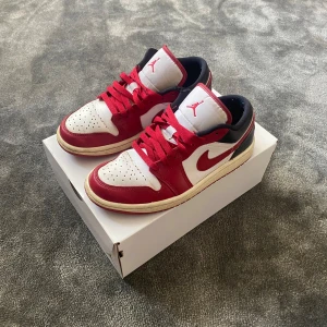 Jordan 1 Low White/ Gym Red Black - Jordan 1 Low skor i fint skick. Skick 9/10 använt sparsamt. Allt OG fås med som box och kan fixa kvitto! Inga större defekter. Storlek 38 men sitter lite stort så passar även 39! Kontakta vid minsta fråga! Pris kan diskuteras vid snabb affär💫