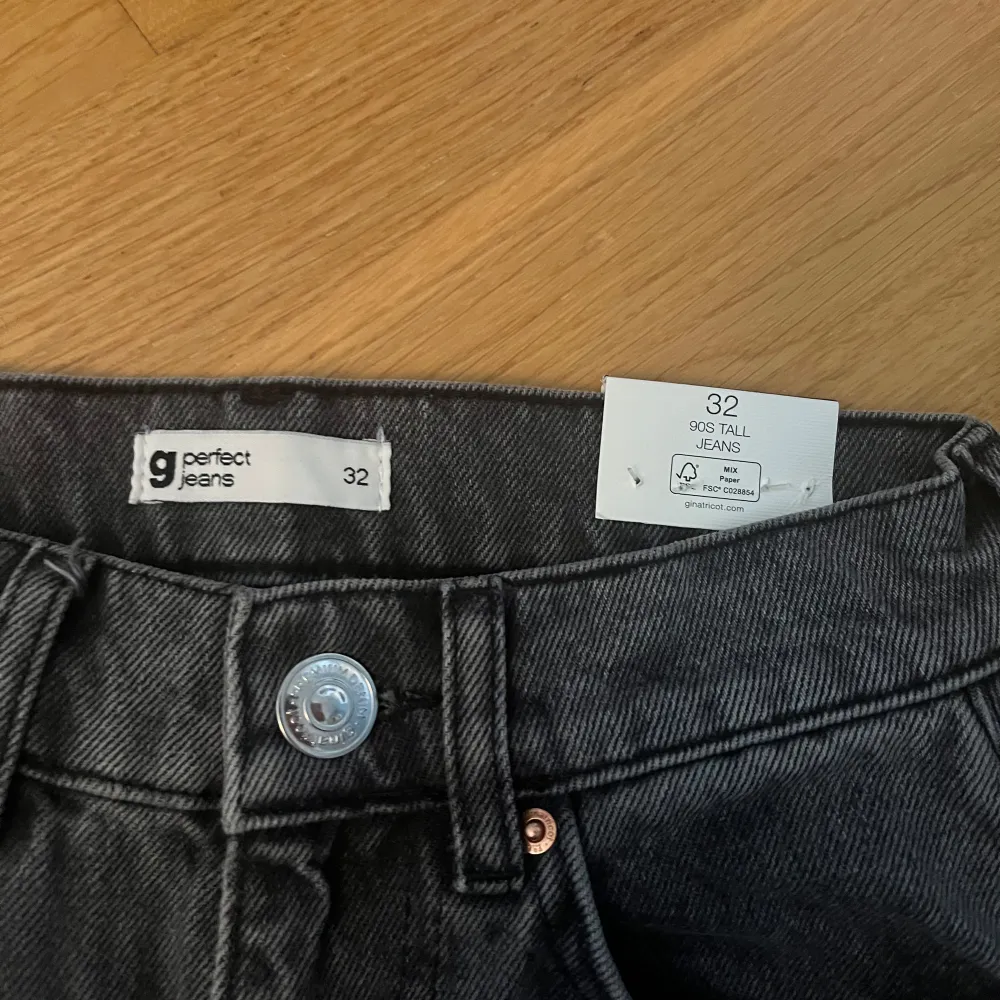 Mörkgråa, raka jeans från Gina Tricot i storlek 32⭐️ Oanvända, och har kvar etikett. Köparen står för fraktkostnad🌸 Hör av dig om du har frågor, vill få fler bilder m.m!❤️. Jeans & Byxor.