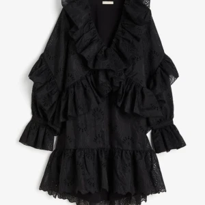 Klänning med volanger - Slutsåld svart klänning från hm. Aldrig använd endast testad, lappar kvar. Köpt för 899.