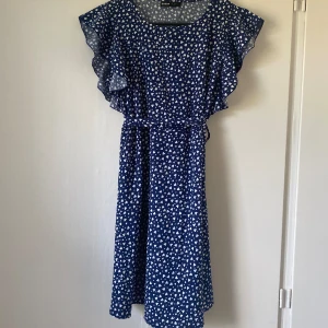 Fin klänning - Toppenskick! Man kan knyta både fram och bak samt ta bort bandet.