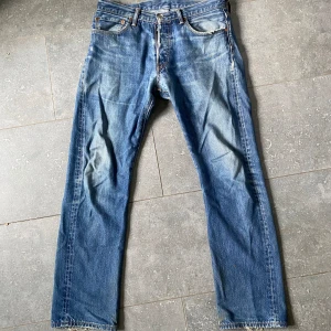 Levi’s 501 - Snygga Levi’s 501or. Storlek 32/32. Bra skick förutom lite slit vid hälarna, syns på bild. Skriv gärna vid frågor:)