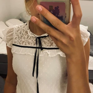 jättefin blus - jättefin blus från lindex. knappt använd och i superbra skick. köpt för 250kr säljs för 75kr. passar även mig som är 164 men den är lite liten 