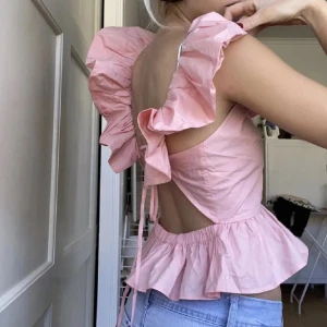 Topp - Säljer denna så fina topp💗Den är knappt använd och är i nyskick!