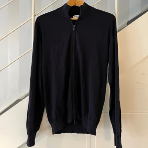 John Henric Full Zip - Tjena säljer min full zip som jag bara änvänt en gång. Tveka inte på att kontakta mig vid någon fråga.