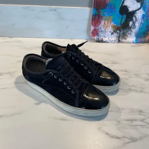 LANVIN - Ett par lanvins i bra skick, de har varit med ett tag och är lite slitna. Men i helhet bra skick. (Lite av en söm har släppt). Priset går att diskutera 