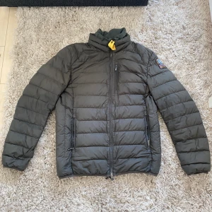 Parajumper jacka - Hej! Säljer denna parajumper jacka i storlek M. En av fickorna har hål annars jätte bra skick. Tar även emot byten.