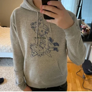 Ysl hoodie - Säljer min Yves saint Laurent hoodie, väldigt eftertraktad och unik, skick 10/10  Skriv vid minsta fråga! Pris kan sänkas vid snabb affär!