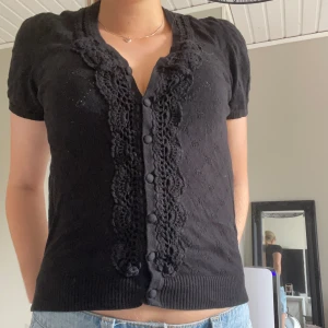 Svart tshirtkofta - En svart topp med brodering framtill 🩷