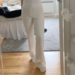 Vita kostymbyxor - Vita utsvängda kostymbyxor från Bikbok🤍