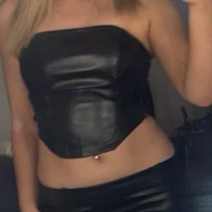 Lädertopp - Knappt använd nyskick skriv för frågor🩷 Har vikt in den på andra bilden