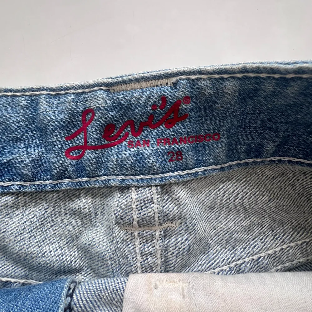 Levis jeansshorts! Fint skick. De är för små för min mamma därför ser de tajta ut på bilden. Extremt coola. Nyköpta 600kr. Pris kan diskuteras. Har ni mer frågor är det bara att skriva. ⚠️tryck inte på köp nu⚠️. Shorts.