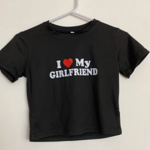 Crop top  - Svart crop top med “I ❤️ my girlfriend” tryck, str S 70+ frakt