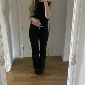 Low straight jeans - Bikbok jeans i modellen low straight💘 Säljs då de ej passar mig längre. Köpta för 700kr förra året❤️  Lånade bilder!