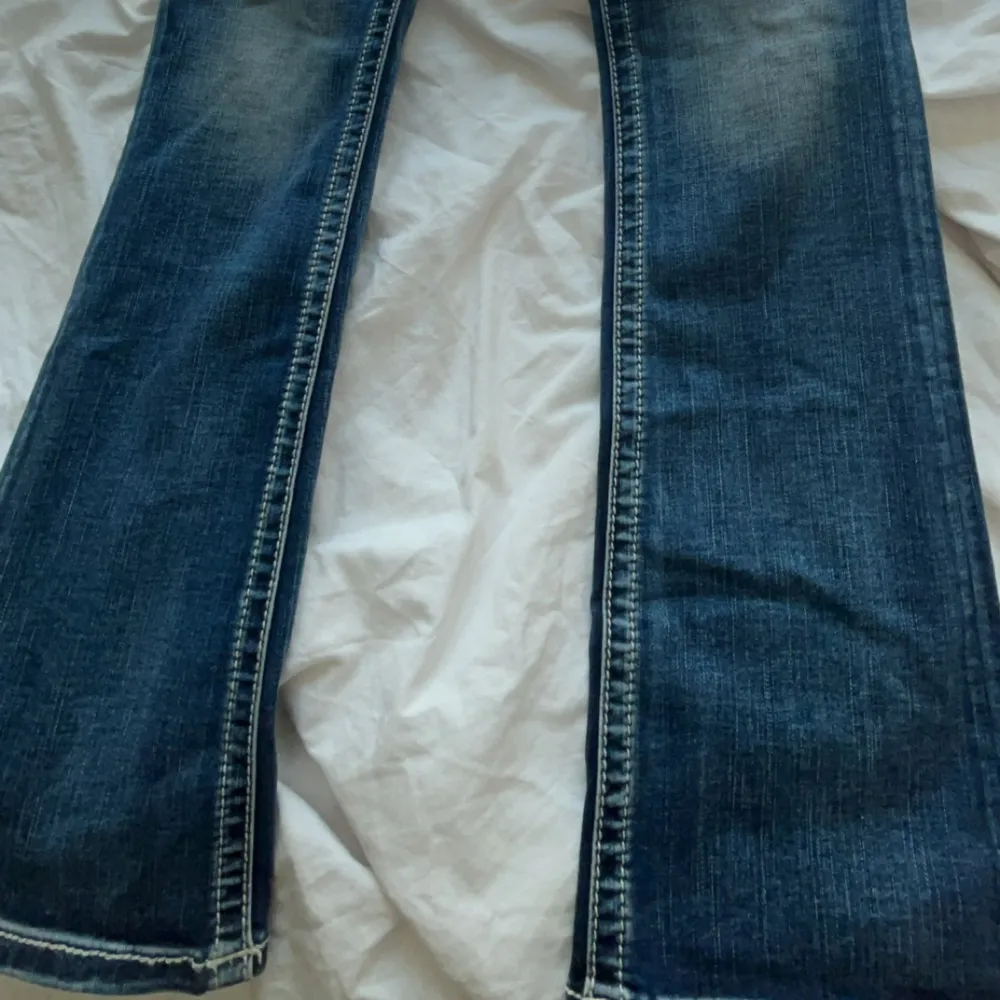 Säljer världens snyggaste jeans pågrund av fel storlek😢😢 fick jeansen i födelsedagspresent men de är för stora och går inte att lämna tillbaka. W 26, nypris 1500kr. Jeans & Byxor.