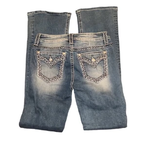  miss me jeans  - Super snygga bootcut jeans , är inte säker på ifall de är liknande  miss me elr om  lappen åkt av men de har iaf inga defekter och är knappast andvända 💖