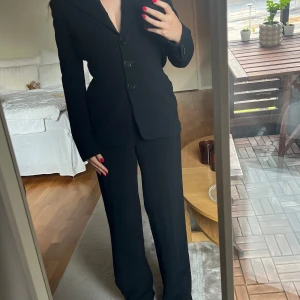 Ralph Lauren Purple label kostym figursydd - Ralph lauren kostym från deras exklusiva purple label kollektion, mycket fint figursydd i tungt material som ger ett snyggt fall. Nypris runt 15 tusen, ett riktigt fynd!