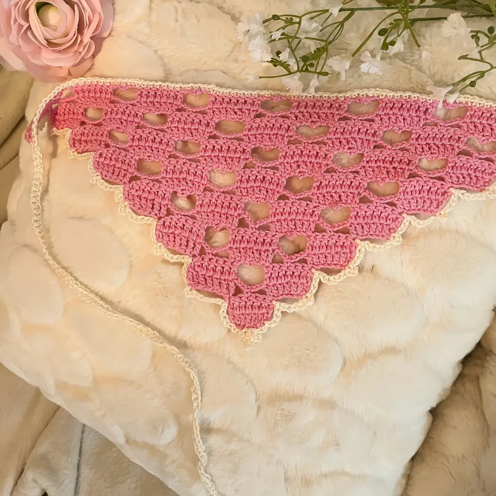 Virkad bandana med hjärtan, rosa/beige💖🌸🤍 Så söt nu i sommar! Knyts i nacken med banden. Jag har virkat den i ett lite lyxigare bomullsgarn som är mercersierat (behandlat för att ge en så fin glans) 🌸🤍 Går även bra att beställa i andra färger. Accessoarer.