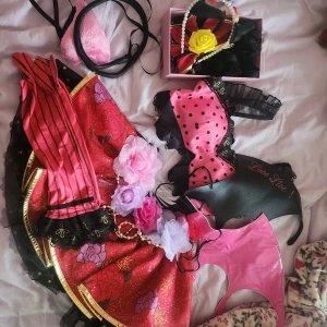 Love Live Muse| Eli Ayase Little Devil Cosplay - Storlek S, kan inte hitta en size chart  Jag har sytt om den i ryggen, banden var i ett X orginalt  En hel del detaljer gick lite sönder i posten(jag kommer inte fixa det själv, men de fixas lätt med lim) Allt annat är helt  Skriv om du har frågor