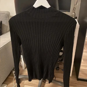 Tröja  - Tajt skön tröja. Strl L men det stämmer absolut inte, snarare S