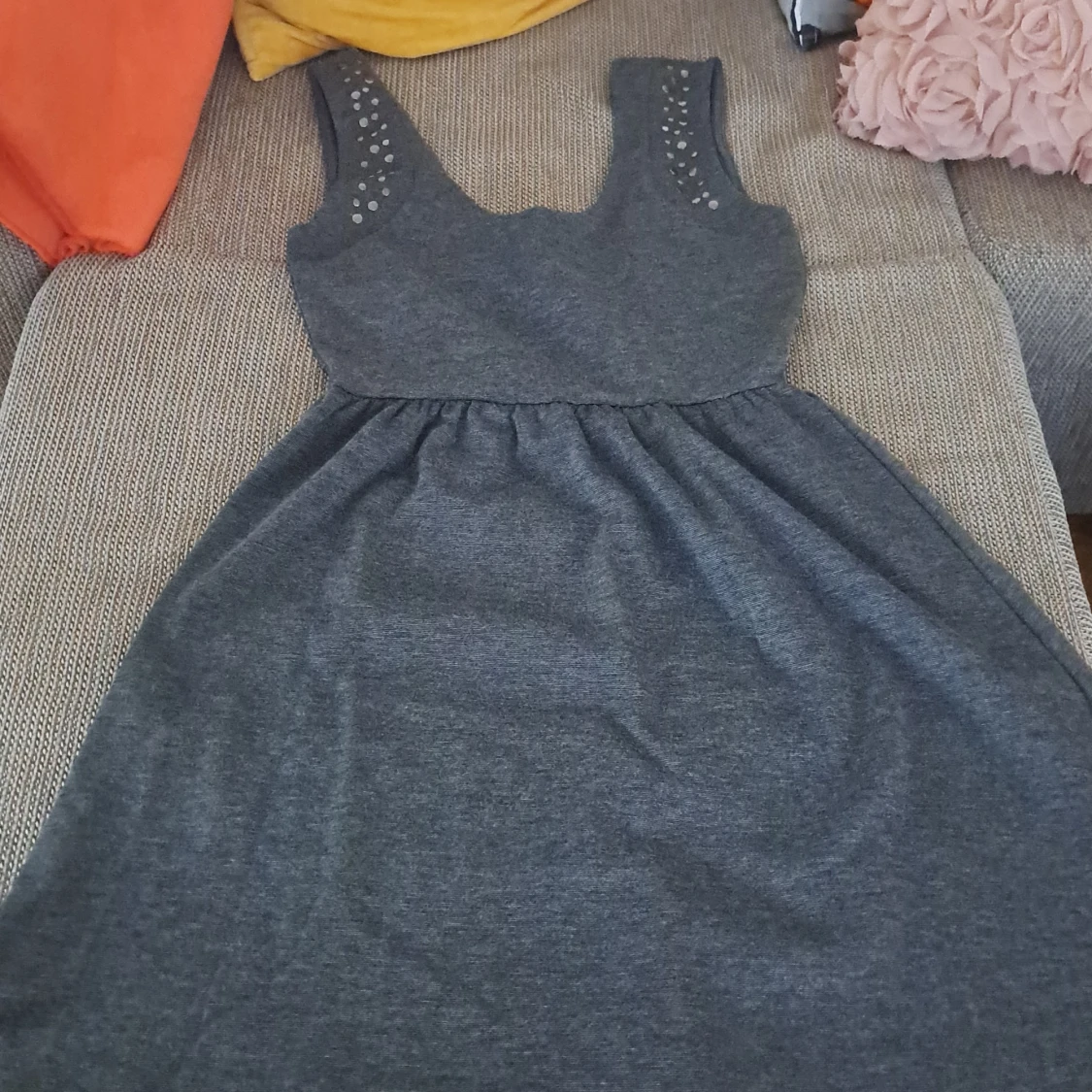 Mörkgrå klänning med nitar - 90