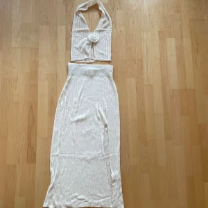 Vit set  - Storlek 38/40 oanvänd pris 200kr jättefin med blomma topp 