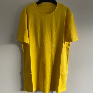 T-shirt  - Gul pier one T-shirt storlek s. Aldrig använd. 