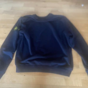 Stone island blåå  - Din tröja använd ganska varsamt ändå fått i present har tyvärr växt ur den 