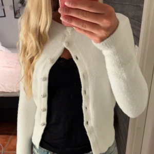 Stickad kofta - Köpt denna söta koftan för ett tag sen på zara men dock har den ett litet hål vid axeln men man kan säkert fixa lätt, den är i storlek S💗💗Köpt för 