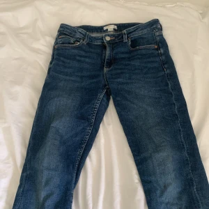 Blåa jeans från Gina - Så fina jeans, som tyvärr är för små. En defekt (se bild 3) men inget som syns tydligt. Sitter så skönt!