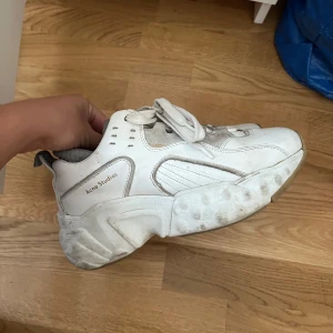 Acne skor - Köpta här på plick, det går att putsa upp dom med en våtservett 😊passar någon som har strl 37