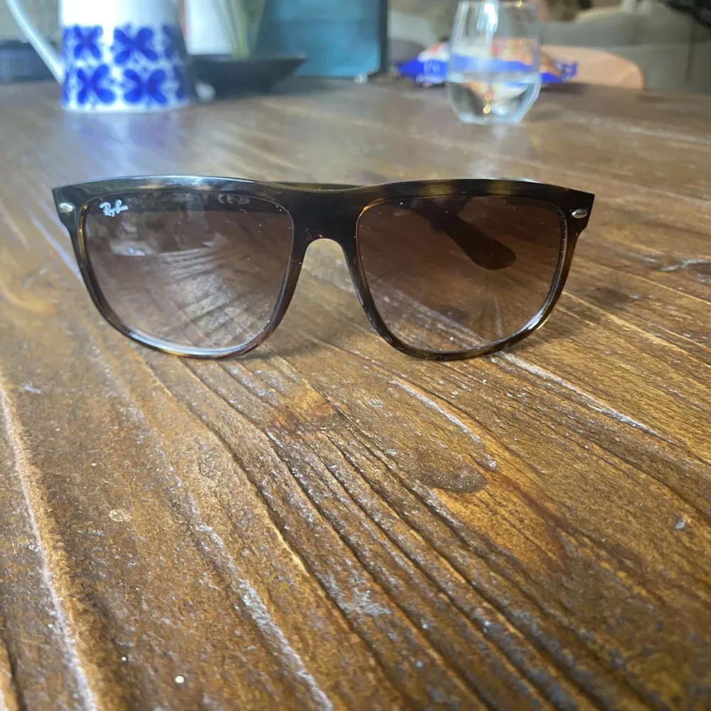 Säljer ett par helt nya rayban boyfriends. Skick 10/10 inte en repa. Hör av er vid funderingar.. Accessoarer.