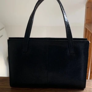 handväska  - superfin väska som ej kommer till användning. mindre skråmor i lädret vid stängningen men inget som syns när väskan är stängd. bredden är 23cm, höjden 15cm och djupet 13cm!😊