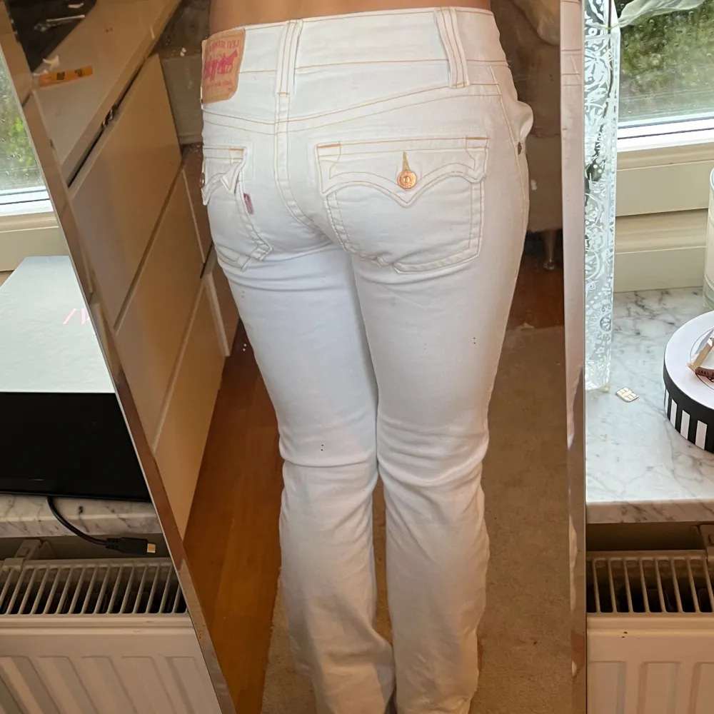 As snygga vita lågmidajde Levis jeans som tyvärr inte är min stil längre..🙏 Jag är 163 cm för referens. Jeans & Byxor.