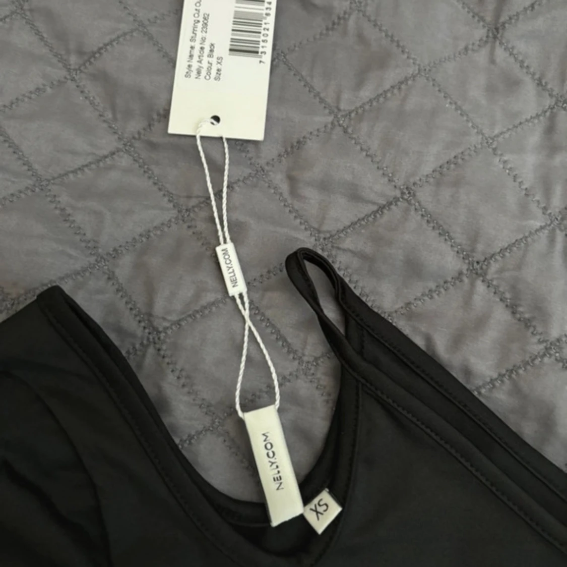 Svart oneshoulder topp från Nelly - 91