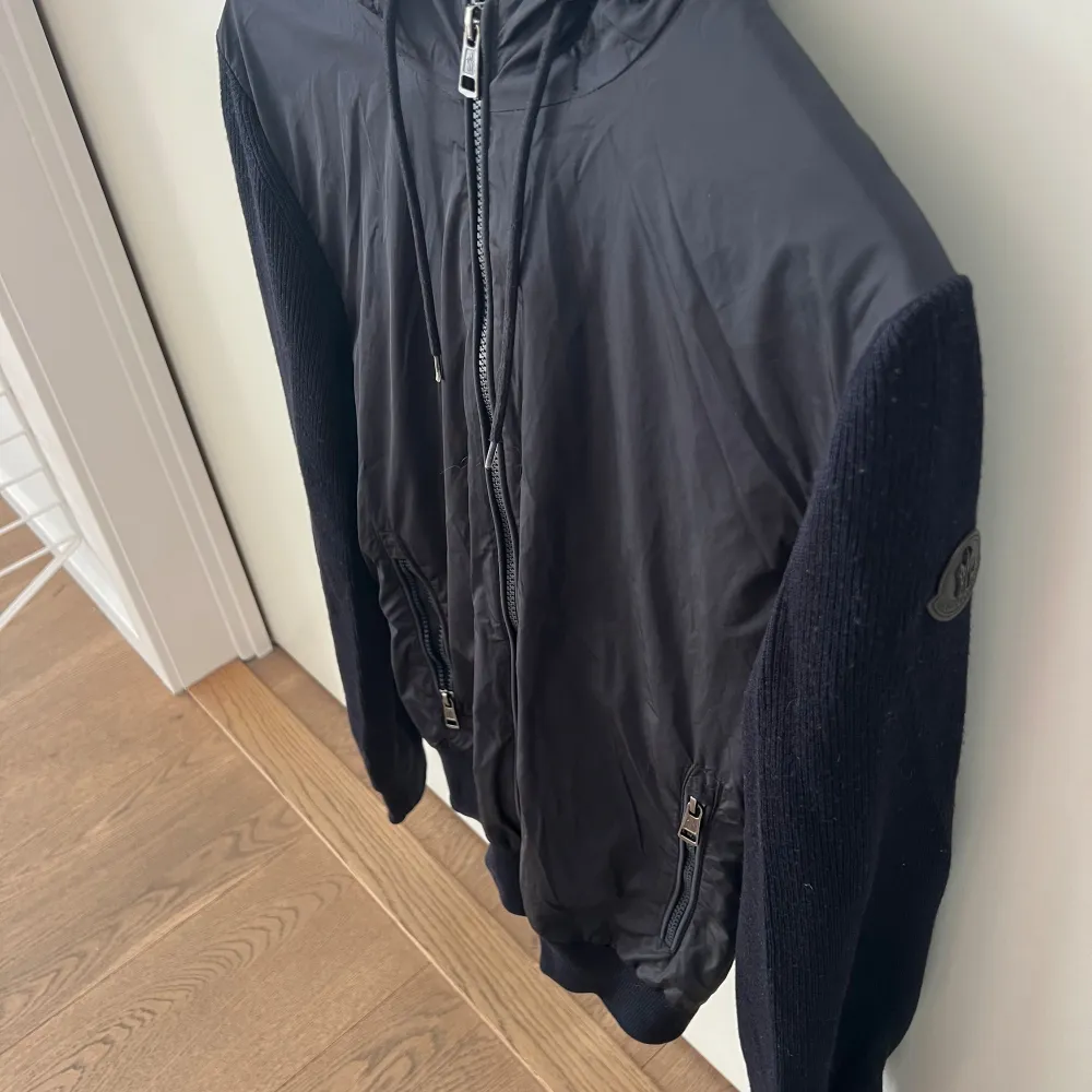 Moncler cardigan i väldigt bra skick, äkta, går att scanna qr. . Jackor.