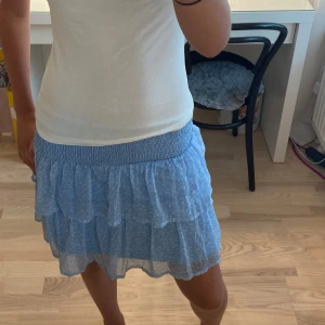 Blå leopardmönstrad kjol - Kjol från Veromoda med ett blått leopardmönster. storlek M men sitter som S. Köpt för cirka 300kr. Tror ej att den säljs längre. Hör av er om ni är intresserade och har frågor!🥰