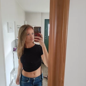 Svart tshirt  - Svart tshirt med knytdetaljnpå vardera sida så du kan justera längden på tröjan 