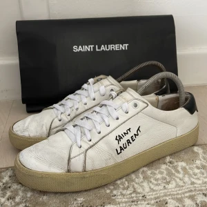 Saint Laurent skor sl/06 court classoc - Ett par riktigt schyssta ysl skor som är perfekta till sommaren. Skorna är legitcheckade på NK så dom är 100% äkta. Skorna har en del slitningar som man ser i bilderna. Påse och creaseskydd tillkommer.  Priset kan diskuteras vid snabb affär!