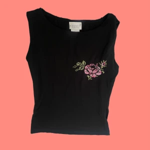 Topp 90s broderi - Fin tröja från hms gamla märke hennes. Supersöt