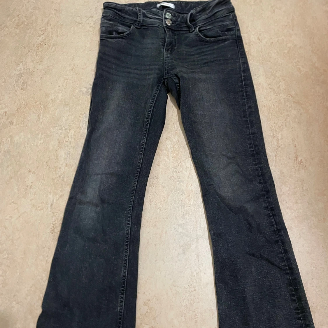 Svart jeans från Gina i storlek 158 - 90