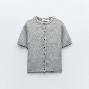 Kortärmad tröja med knappar - Är i lika fint skick som när den köptes, säljer pga att den inte kommer till användning.