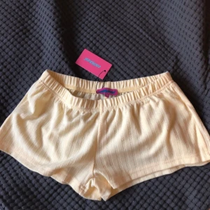 Nya edikted pointelle-shorts - Helt nya shorts med så fint hjärtmönster! Säljer då de var försmå för mig 