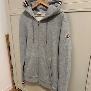 Moncler kofta  - Säljer en superfin Moncler kofta till ett mycket bra pris, inga fläckar eller slitage! Storlek L (kan även passa M) skriv för intresse! 