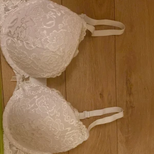 Push upp floral bh - Helt ny och alldrig använd Cubus bh blomig och floral. Väldigt push up. U Bella bh. Med rosetter och smycken på. 