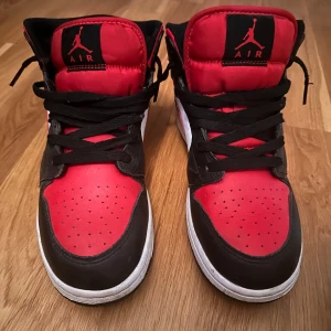 jordan 1 fire reds - jag säljer dessa skor eftersom de är för småa, boxen saknas, fast de är i väldigt bra skick och ändast andvänd 1 gång, jag köpte de från nikes offeciella hemsida!