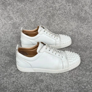 Christian Louboutin  - Christian Louboutin Vita Läder | conditon 8/10 | inget og tillkommer | för fler frågor skriv pm