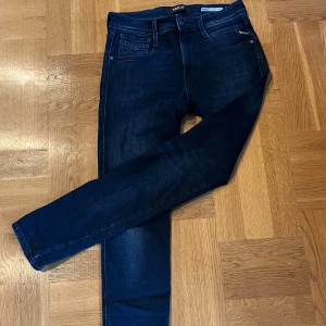Replay Anbass  - Säljer dessa sjyssta Replay Anbass jeansen till bra pris💫 Skick 8/10 inga defekter👌  W/bredd: 27 L/längd: 30 Skriv vid minsta fundering🤝